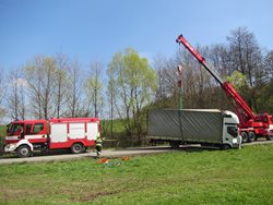 Nákladní vůz, převážející kotle, sjel do příkopu.