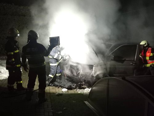 Požár osobního automobilu ohrozil majetek a zaměstnal hasiče