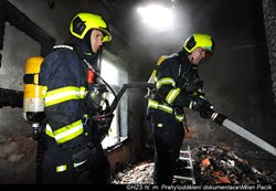 Vybydlený objekt v Nuslích zaměstnal tři jednotky hasičů