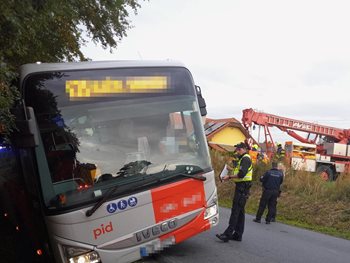Autobus sjel z vozovky a zůstal v příkopu. Posádka vyvázla bez zranění