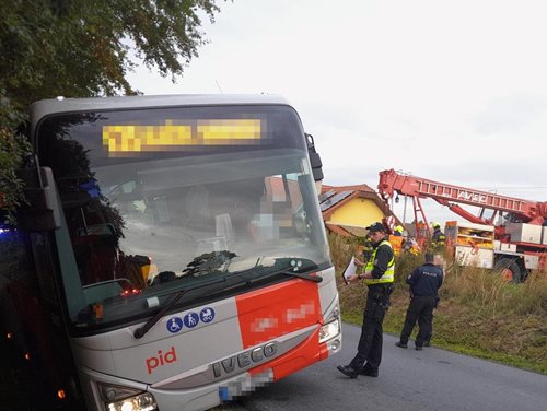 Autobus sjel z vozovky a zůstal v příkopu. Posádka vyvázla bez zranění