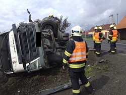 Dopravní nehoda dvou nákladních automobilů v Želkovicích