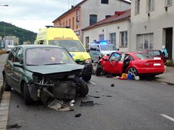 Vážná sobotní dopravní nehoda v Náchodě Dvě těžce zraněné osoby skončily v nemocnici.  