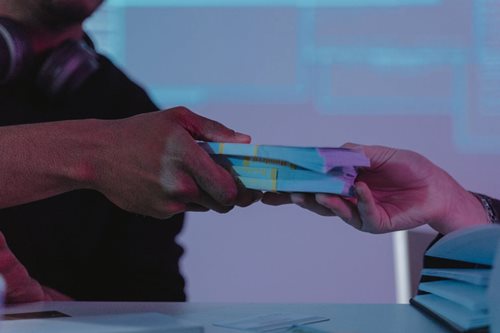 Dluh splatil falešnými bankovkami, podvod se rychle provalil