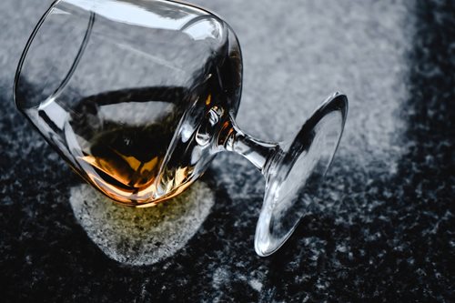 Nadýchal téměř tři promile a boural. Mladý řidič poškodil dvě auta i dům