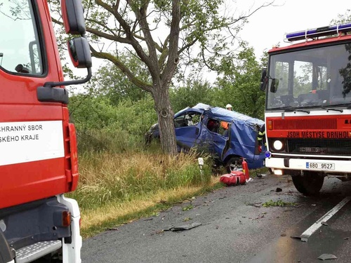 Dodávkové vozidlo skončilo včera v podvečer mimo komunikaci