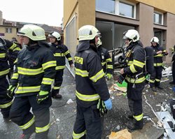Při výbuchu v domě v centru Hradce Králové byli zraněni lidé