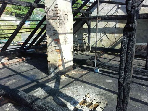 Likvidace požáru střechy rodinného domu na Prostějovsku.