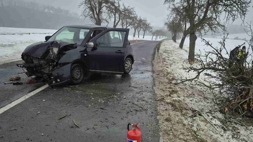 Vážná chyba řidiče skončila nárazem do stromu a zablokováním silnice
