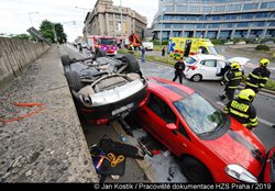 Hasiči vyprostili vozidlo ze střechy jiného automobilu