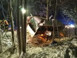 Šest jednotek hasičů zasahovalo u nehody autobusu  u Stříbra