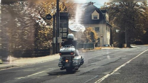 Motocyklista letěl obcí stovkou. Policisté zjistili, že ani neměl řidičák
