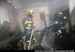 Během požáru pokoje bytu v pražském Žižkově hasiči zachránili 12 osob a psa FOTOGALERIE