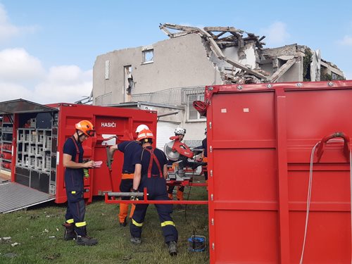 Hasiči pokračují v zásahu po ničivém tornádu