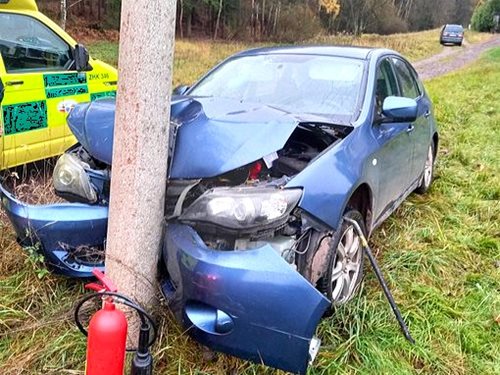 Hasiči zasahovali u nehody: Osobní auto narazilo do sloupu