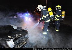 V pražských Kyjích hořela dnes po půlnoci auta, plameny způsobily škodu dva miliony korun