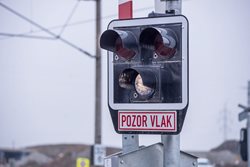 Střet rychlíku a osobního vozidla zastavil trať z Opatovic n. L. do Hradce Králové