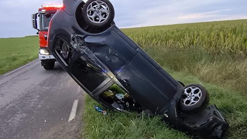 Ford skončil po nehodě na střeše. Hasiči vyprostili seniora, záchranáři jej převezli do nemocnice