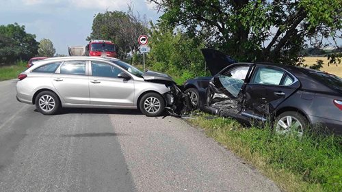 Dopravní nehoda dvou osobních vozidel se zraněním osob.