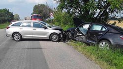 Dopravní nehoda dvou osobních vozidel se zraněním osob.