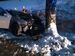Při nehodě osobního vozidla u Bratroňova se zranila jedna osoba