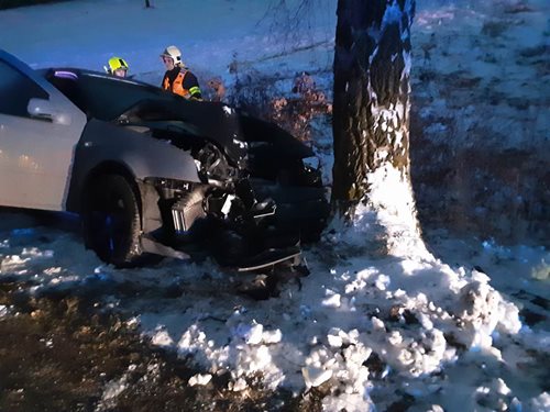 Při nehodě osobního vozidla u Bratroňova se zranila jedna osoba