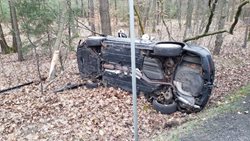 Automobil skončil na boku mimo komunikaci