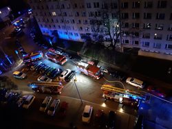 Noční požár střechy panelového domu byl svědky včas nahlášen, žádný z bytů nebyl požárem poškozen