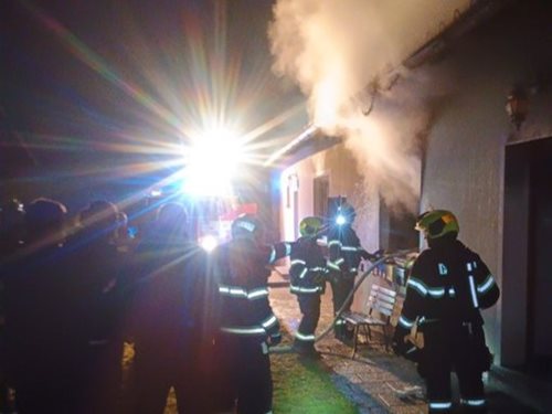 Noční požár domu si vyžádal zranění