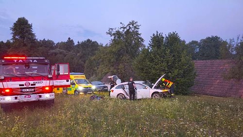 E-call přivolal pomoc k vážné nehodě. Řidiče v bezvědomí vyprostili hasiči