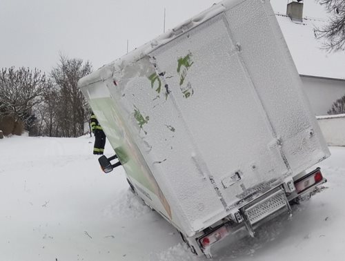 Sníh zkomplikoval ranní dopravu a zastavil dodávku mimo vozovku