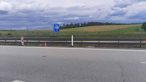 Neznámý řidič poškodil svodidla na dálnici D3 a odjel. Policie hledá svědky