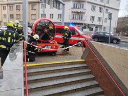 Ve stanici metra Kobylisy hořel motor eskalátoru, zakouřenou stanici opustili cestující