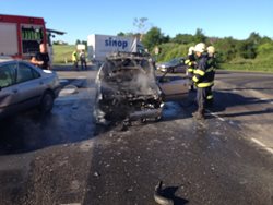 Ranní požár osobního auta u Holkova