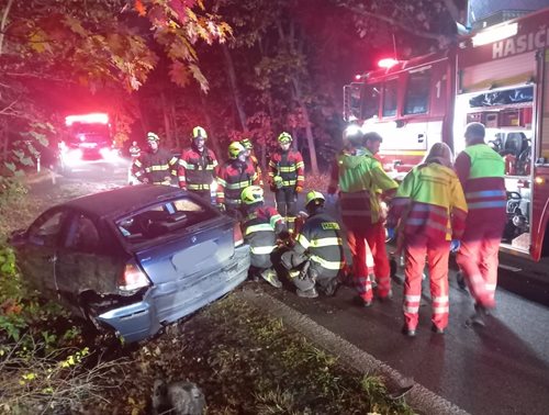 Pomoc přivolal mobil bez vědomí posádky. Chytrá technologie zachránila zraněné po noční nehodě