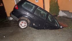 Hasiči vyprošťovali auto ze septiku
