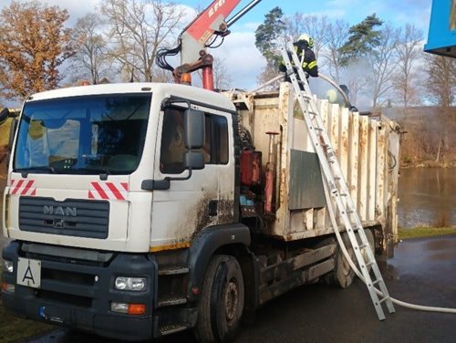 Požár v popelářském voze hasiči rychle dostali pod kontrolu