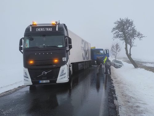 Zledovatělá vozovka vedla ke kolizi tří vozidel a uzavření silnice