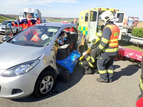 Dopravní nehoda dvou vozů uzavřela dálnici D55 u Tlumačova