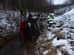 Vozidlo sjelo ze srázu do potoka, hasiči řidičku vyprostili