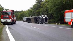 Nehoda kamionu zaměstnala hasiče na Znojemsku.