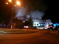 Sedm jednotek dnes v noci likvidovalo požár střechy hospody v obci Cetkovice na Blanensku. Škoda přesahuje milion korun. 