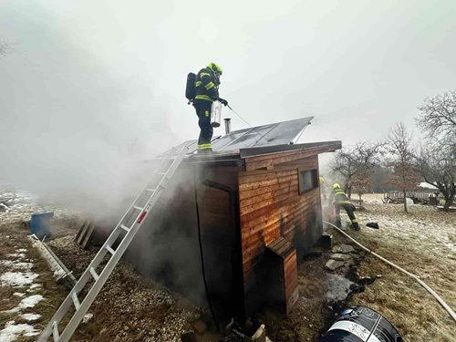 Požár chaty se solárními panely zaměstnal čtyři hasičské jednotky
