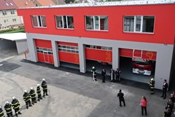 Profesionálním hasičům v Táboře slouží nové výjezdové garáže
