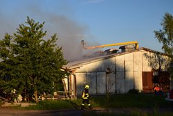 Druhý stupeň poplachu při požáru haly ve Volenicích na Příbramsku