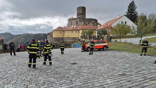Požár hradu a neprůjezdná cesta. Hasiči při cvičení dopravovali vodu 500 metrů