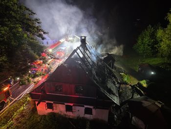 Požár rodinného domu na Bruntálsku si vyžádal masivní zásah hasičů