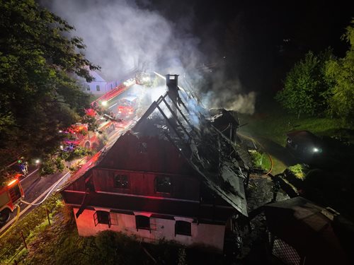 Požár rodinného domu na Bruntálsku si vyžádal masivní zásah hasičů