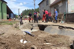 Ze zaplavených obcí hasiči odváží tuny poškozeného materiálu
