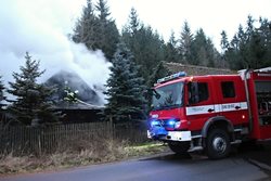 Dvě popálené osoby, dvě nadýchané osoby a škoda milión a půl při požáru domu v Jihočeském kraji 